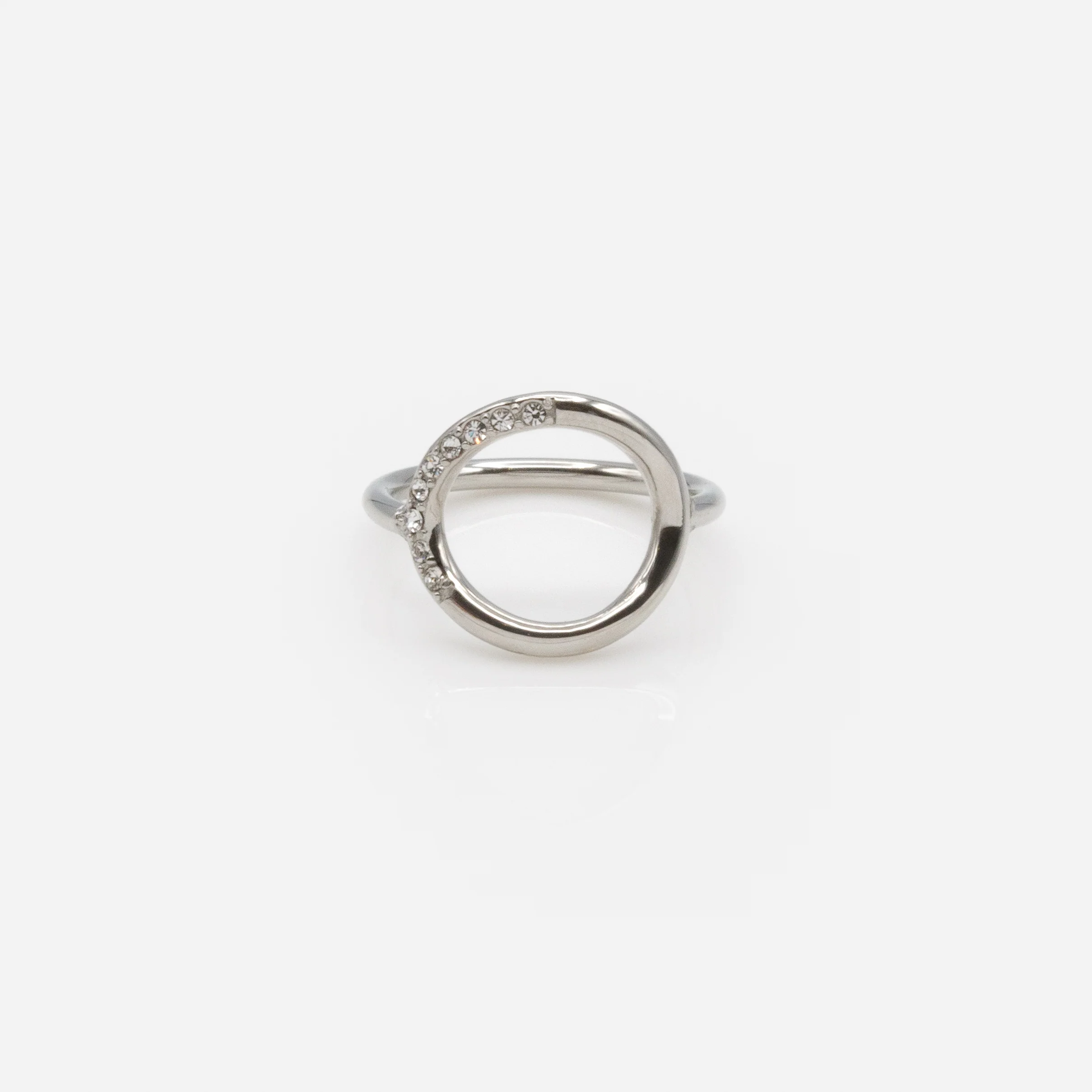 Bague argentée cercle vide avec zircons cubiques en acier inoxydable