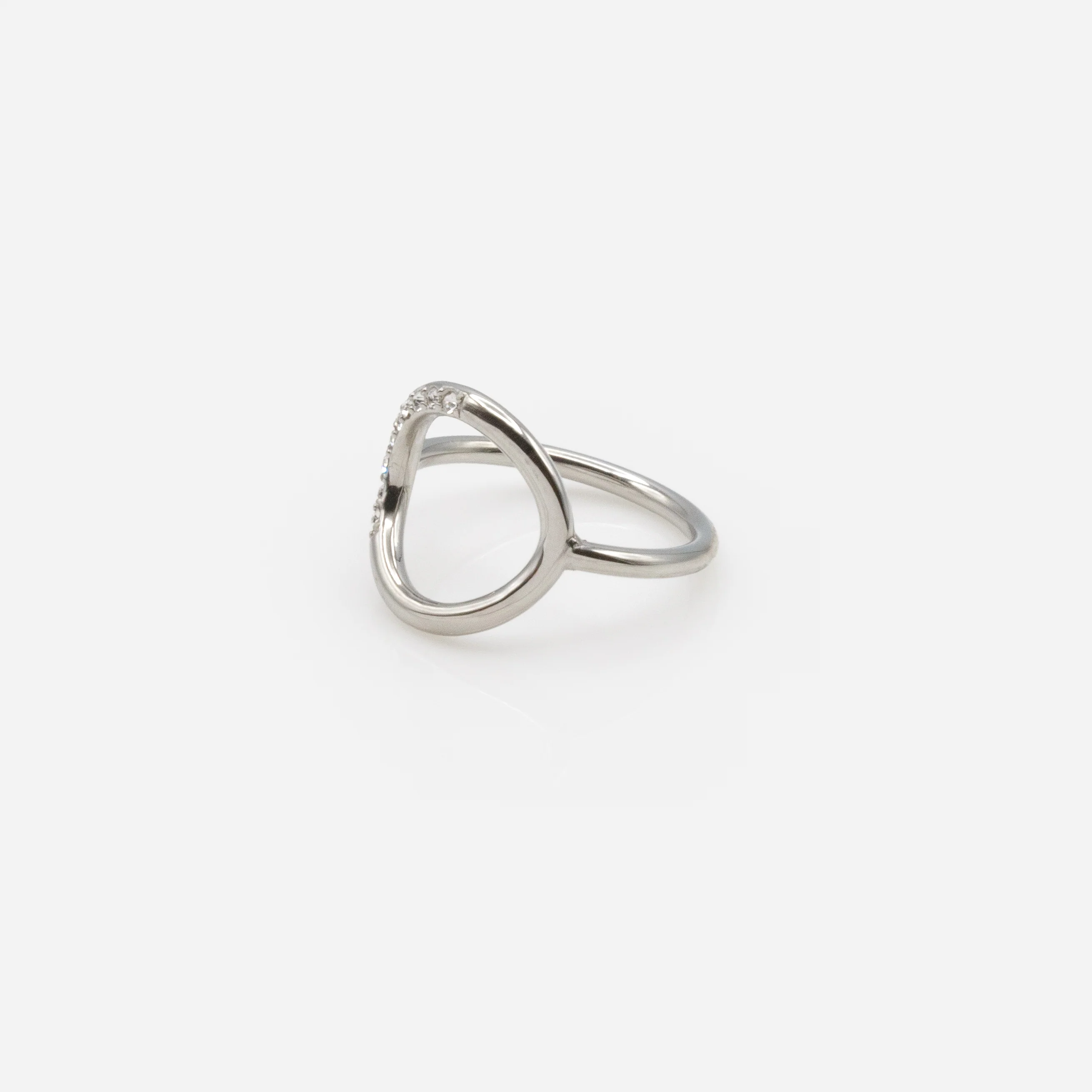 Bague argentée cercle vide avec zircons cubiques en acier inoxydable - Image 2
