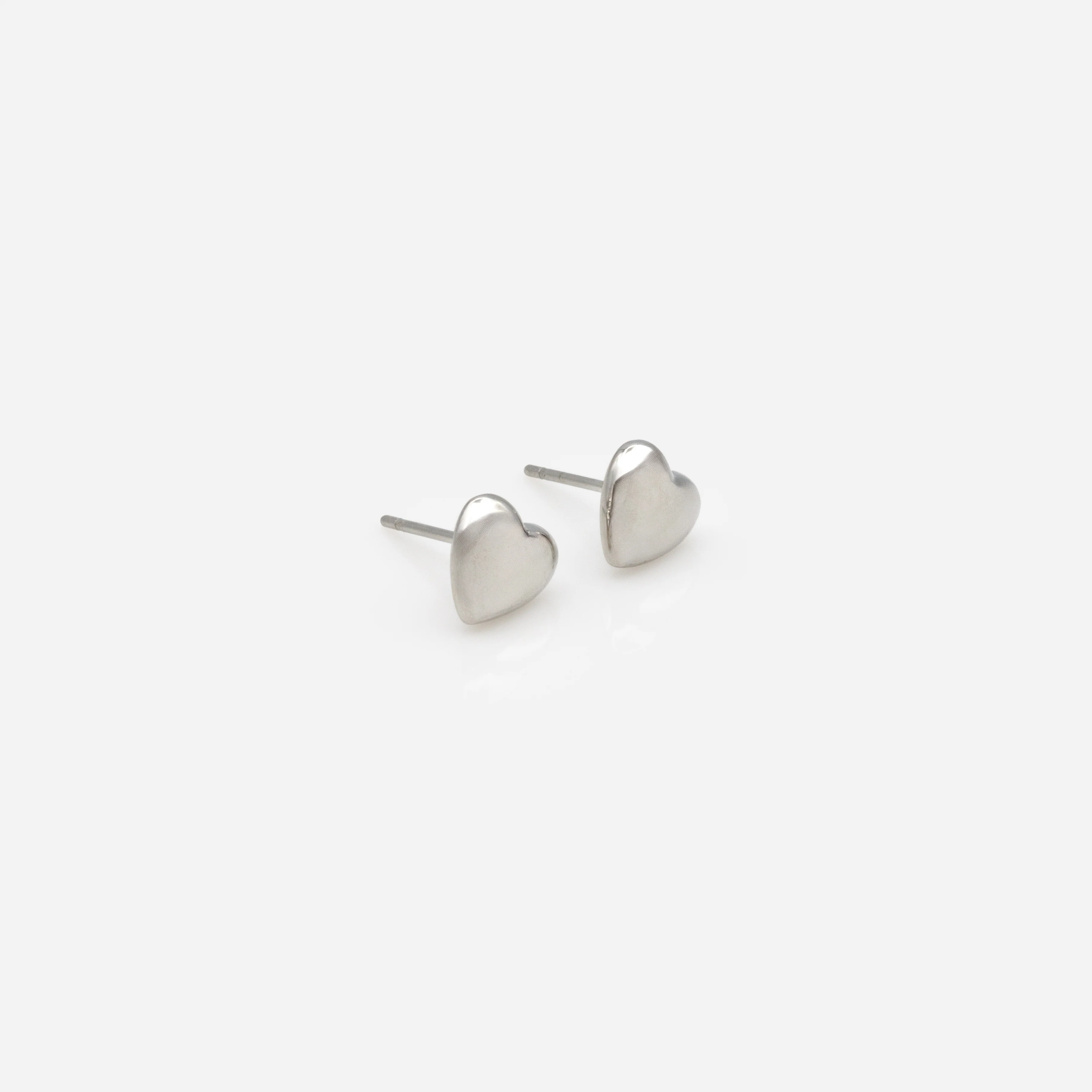 Boucles d'oreilles coeurs argentés bombés en acier inoxydable - Image 2