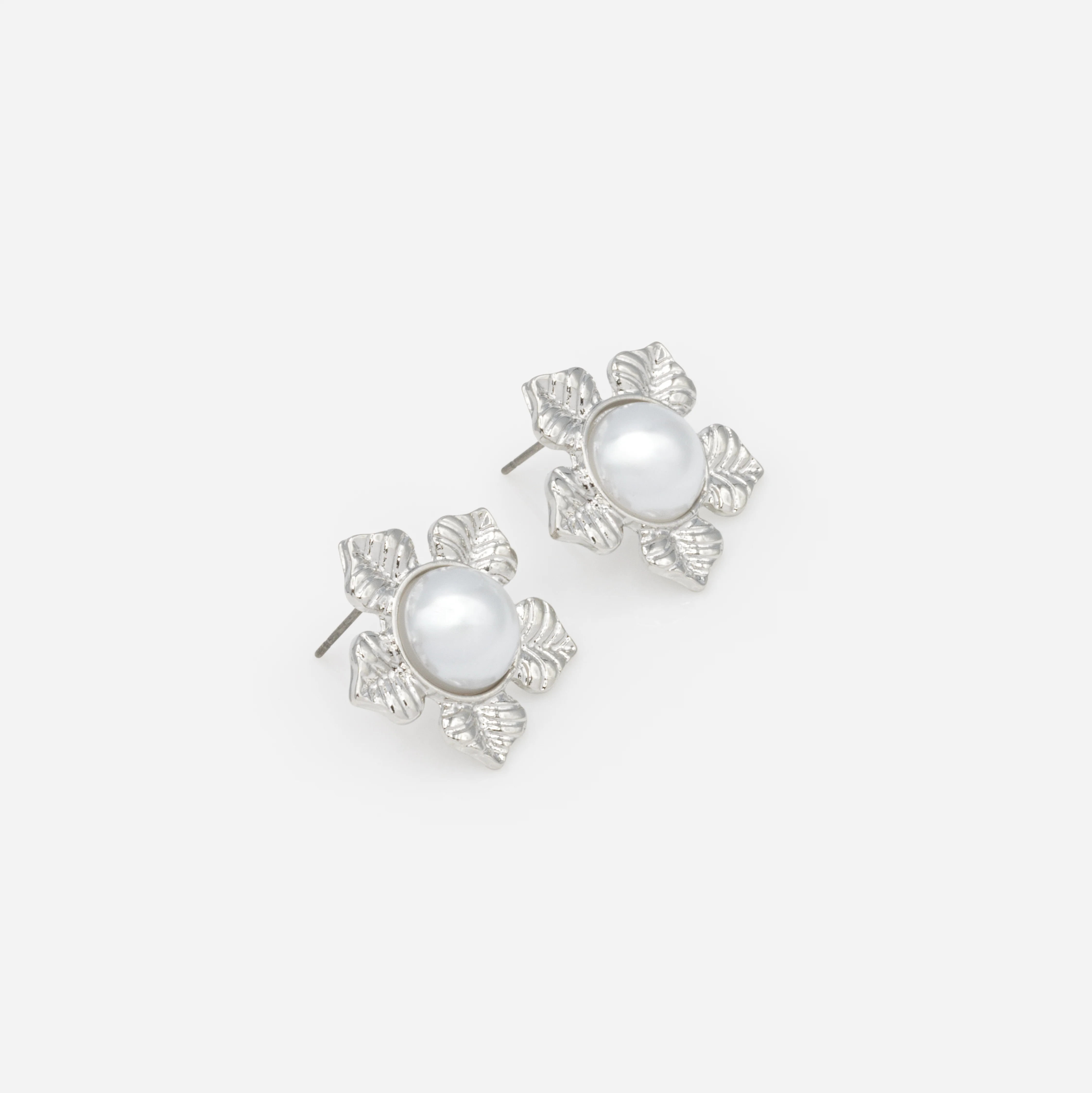 Boucles d'oreilles perles et pétales argentés - Image 2