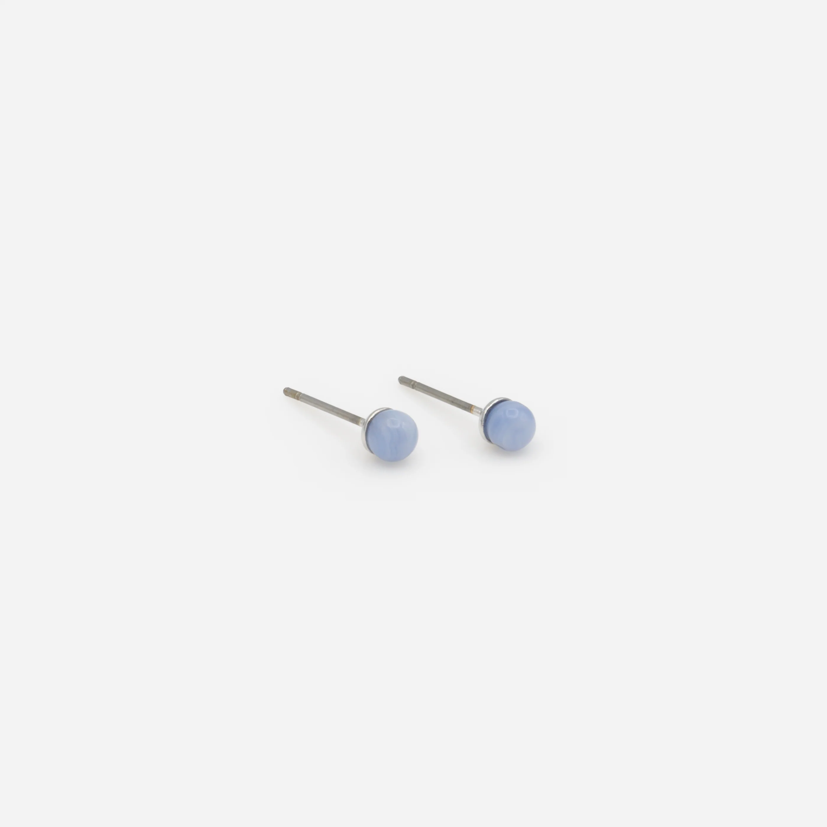 Boucles d'oreilles fixes argentées pierre ronde bleu pâle - Image 2