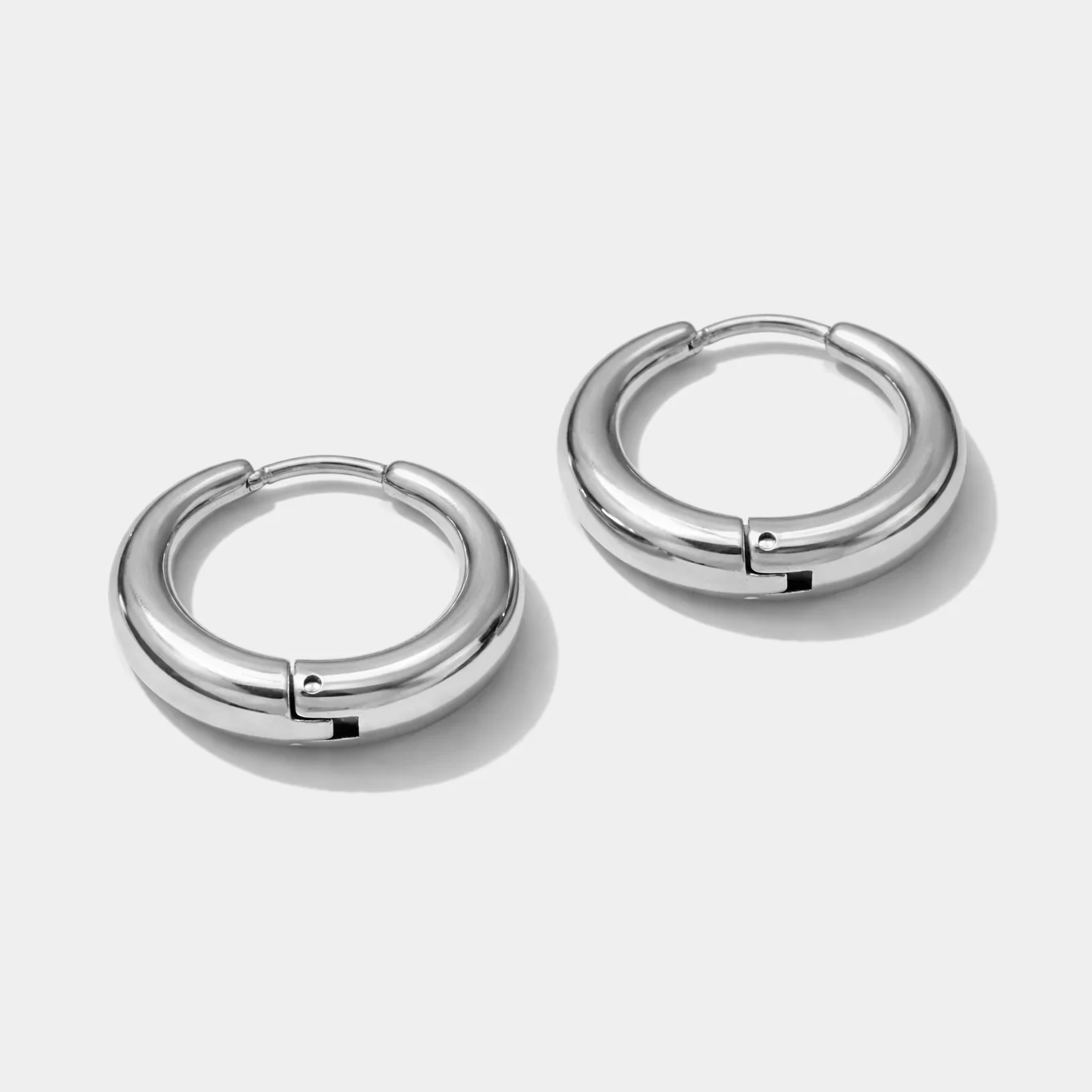 Boucles d'oreilles huggies argentées en acier inoxydable - Essence - Image 2