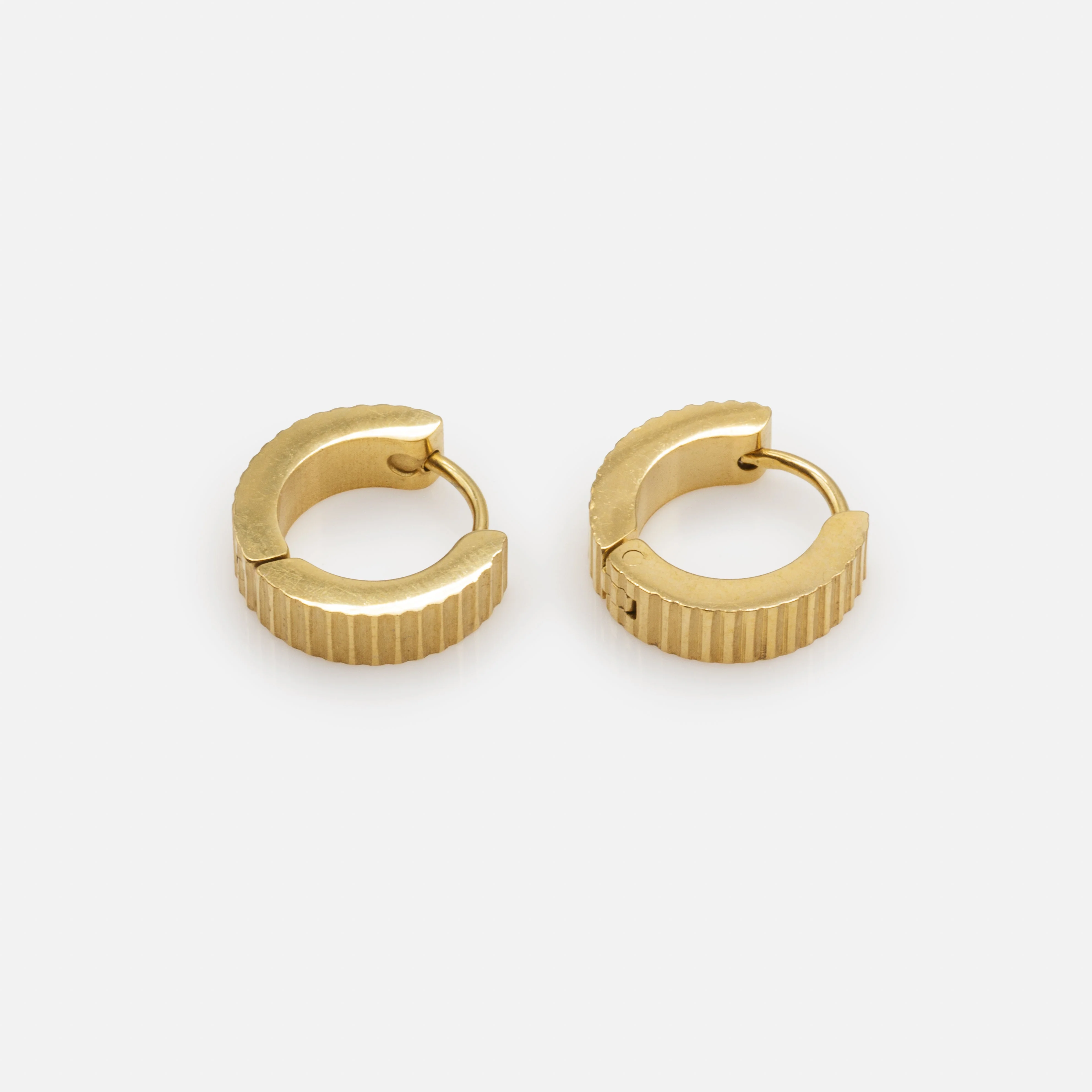 Boucles d'oreilles huggies dorées rayures horizontales en acier inoxydable - Image 2