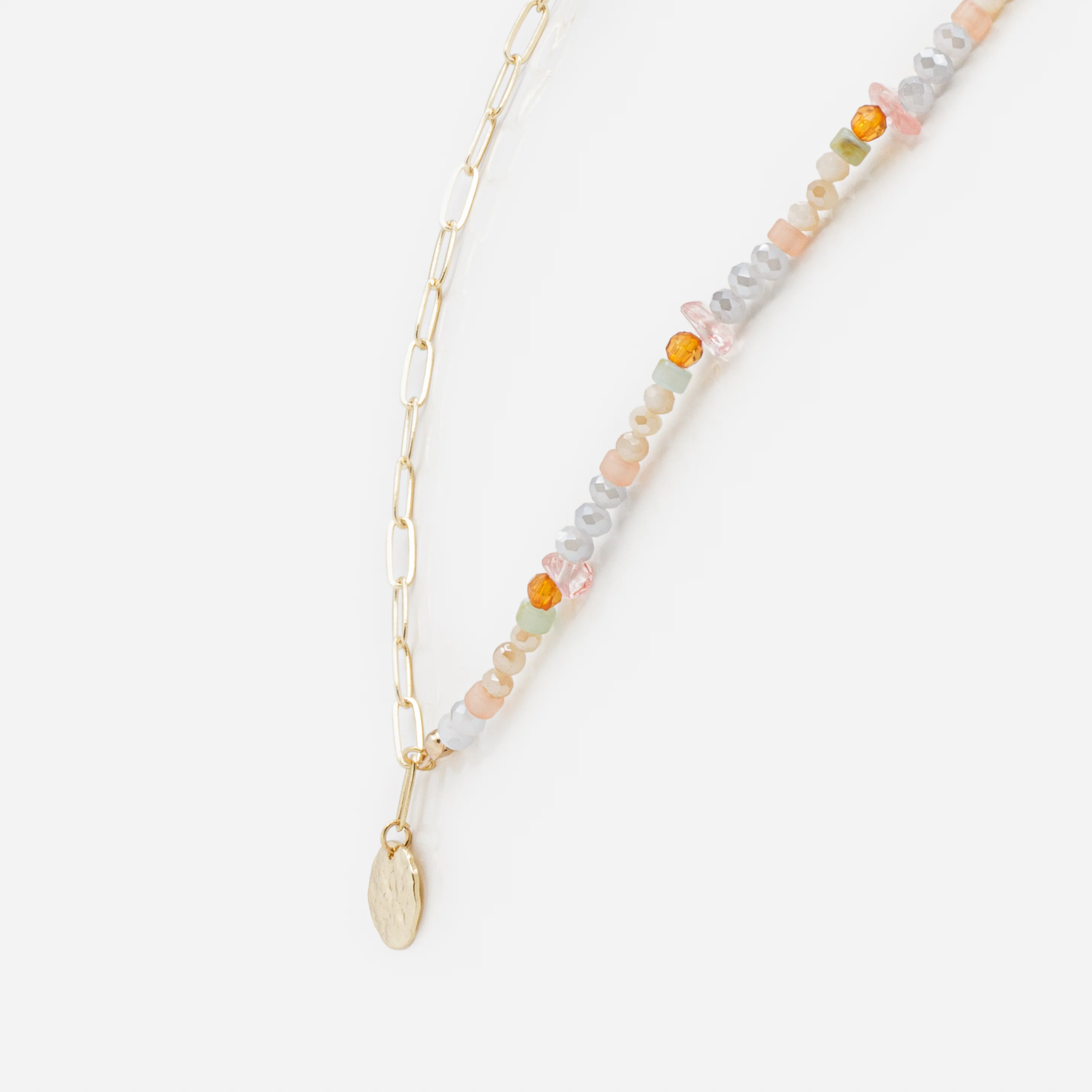 Collier doré à mailles trombone et billes diverses avec breloque disque texturé - Image 2