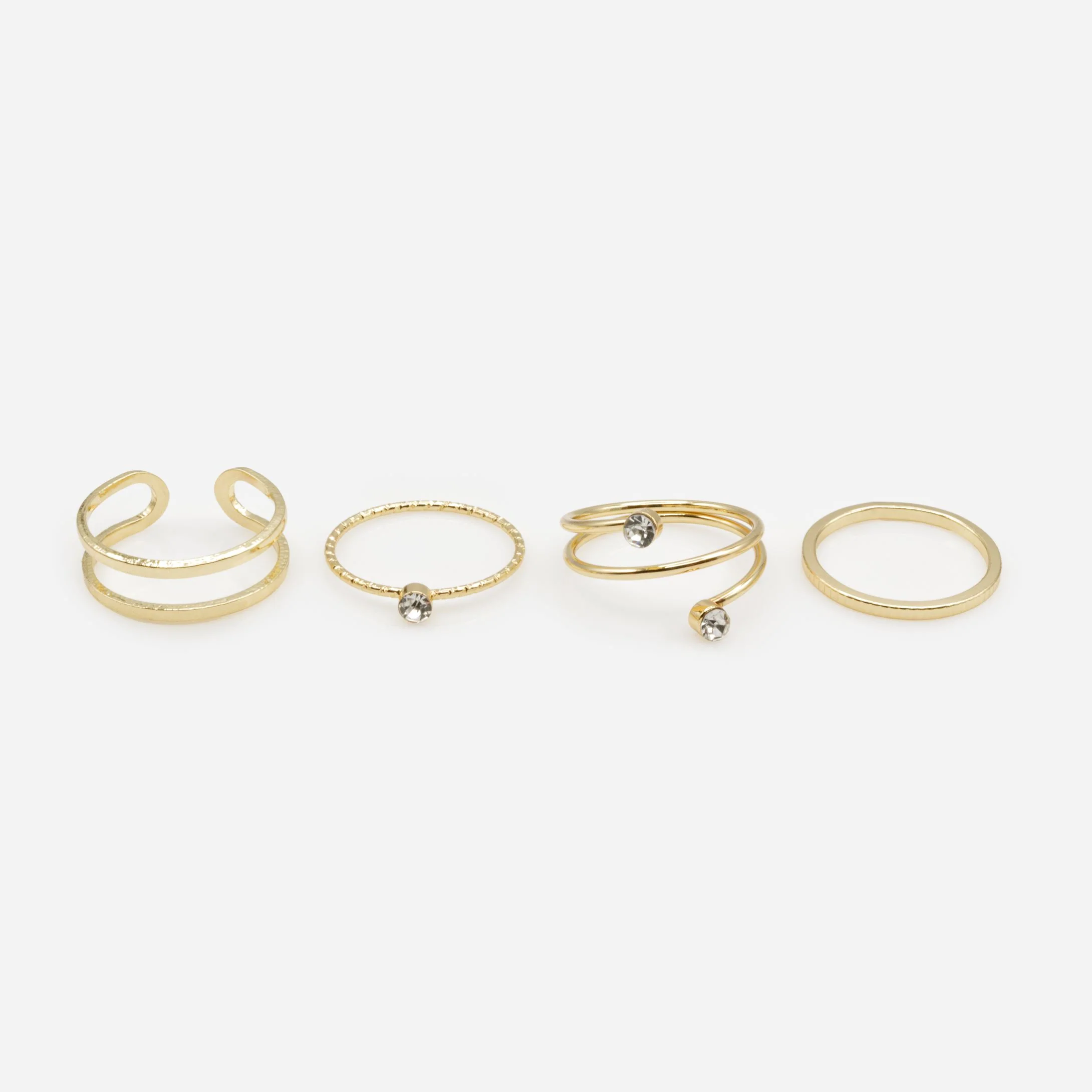 Ensemble de quatre bagues dorées de tailles variées avec texture et zircons cubiques