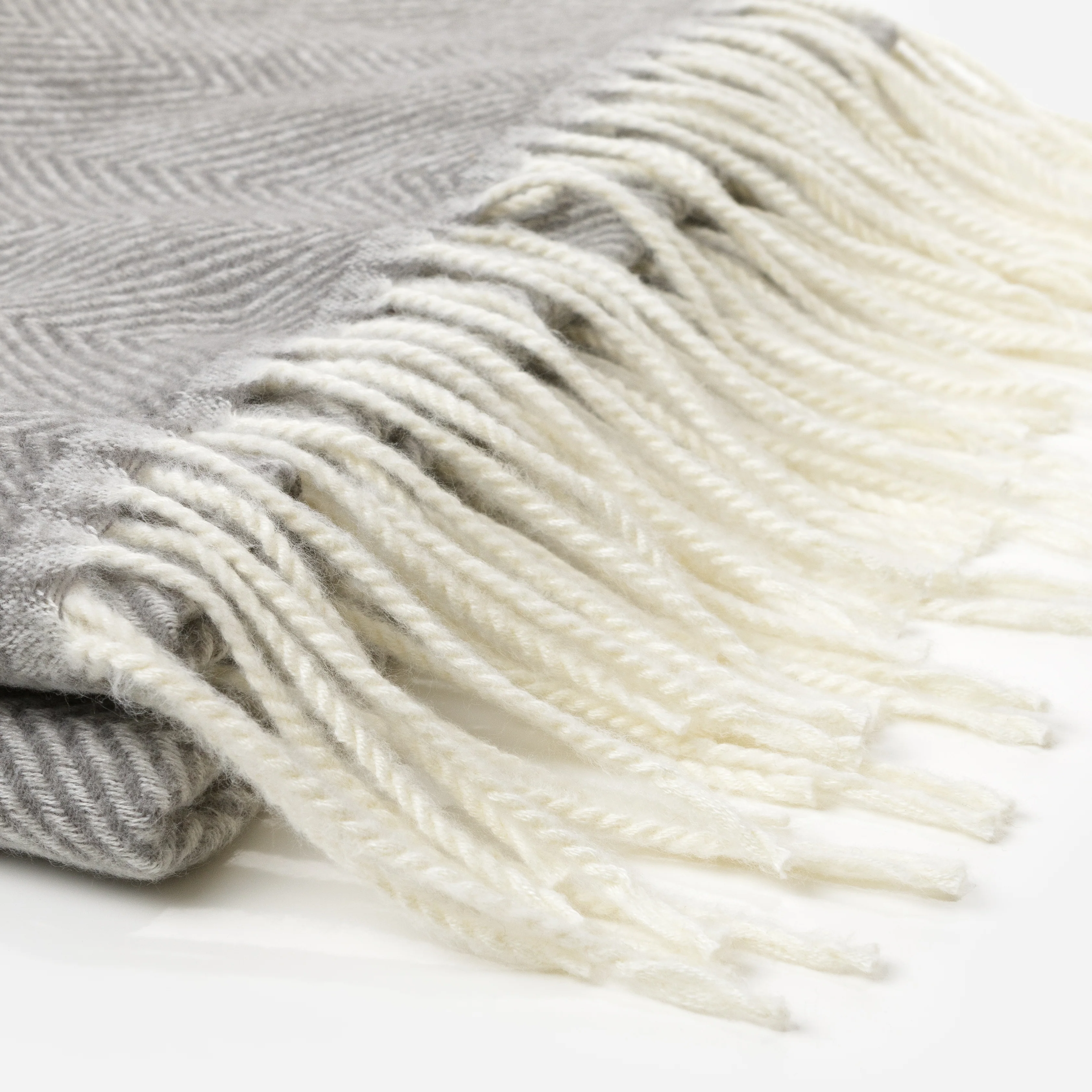 Foulard gris à motif à chevrons avec frange ivoire - Image 2